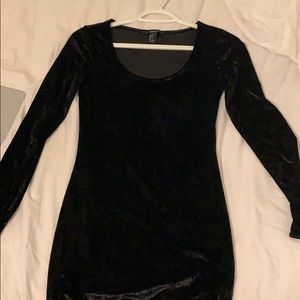 Black body-con crushed velvet long sleeve dress